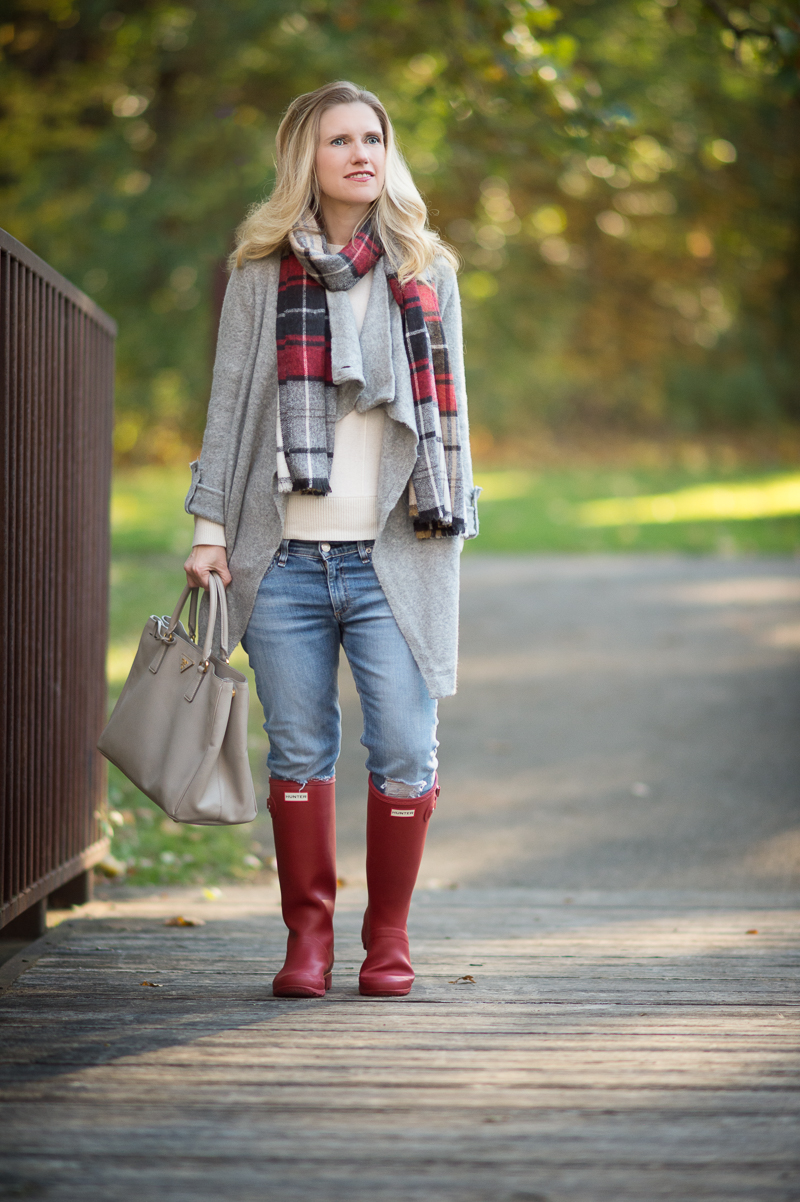 outfits with red hunter boots