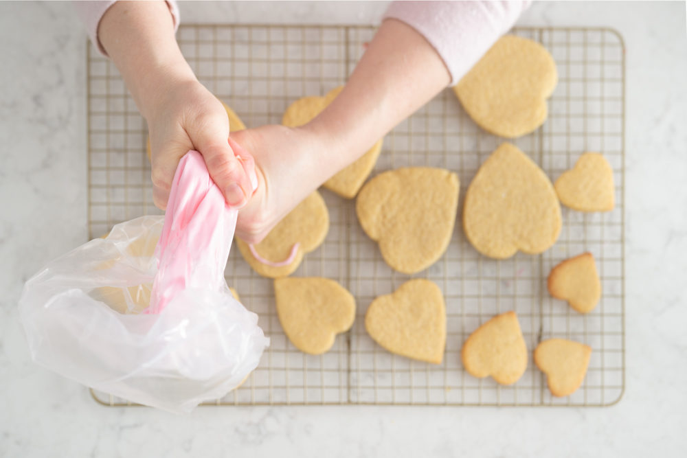 Petite Fashion and Style Blog | Valentine's Day Sugar Cookies | Sugar Cookie Recipe | How to Flood a Cookie